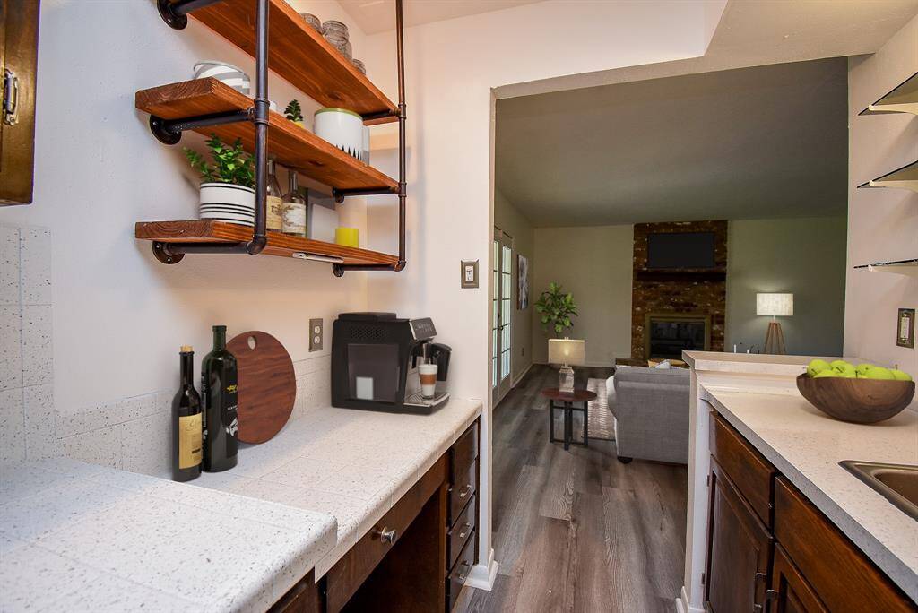 Virtually Staged: Enjoy your morning coffee and unwind in the cozy den, conveniently located just steps away from the kitchen for ultimate ease and comfort.