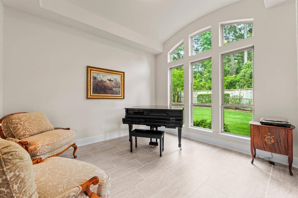 Light and bright flex room.