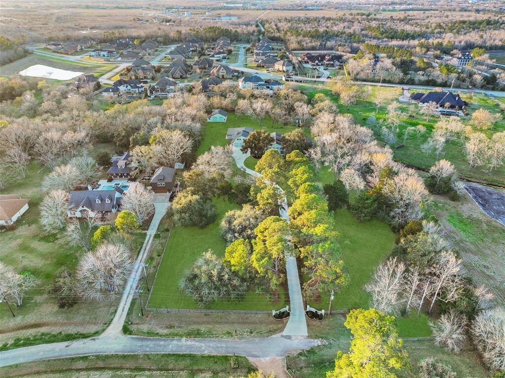 One last glance at this sprawling 4.45-acre property bordered by banks of Chigger Creek highlights over 5,000 square feet of living space and amenities and bonus spaces galore. It's a one-of-a-kind find in Friendswood ISD!