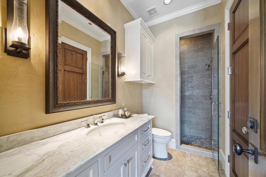 With access from the outdoor living area and casita, this spacious bath is a must!