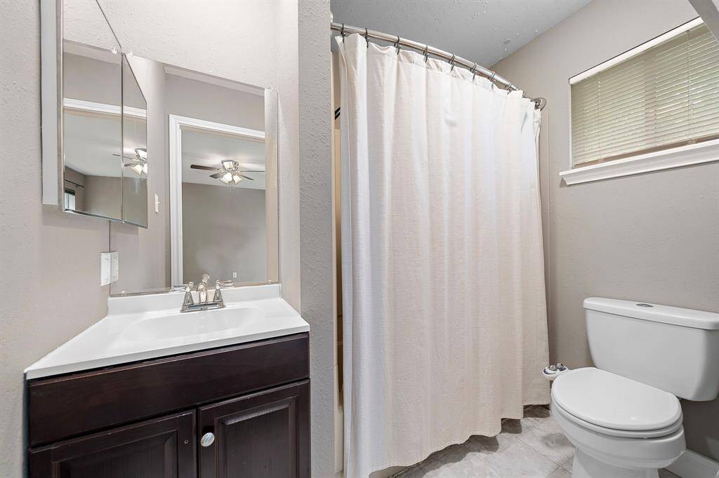 *Garage Apartment*En suite bathroom.