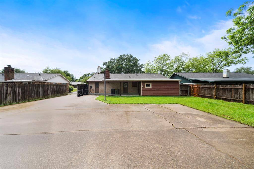 Expansive driveway