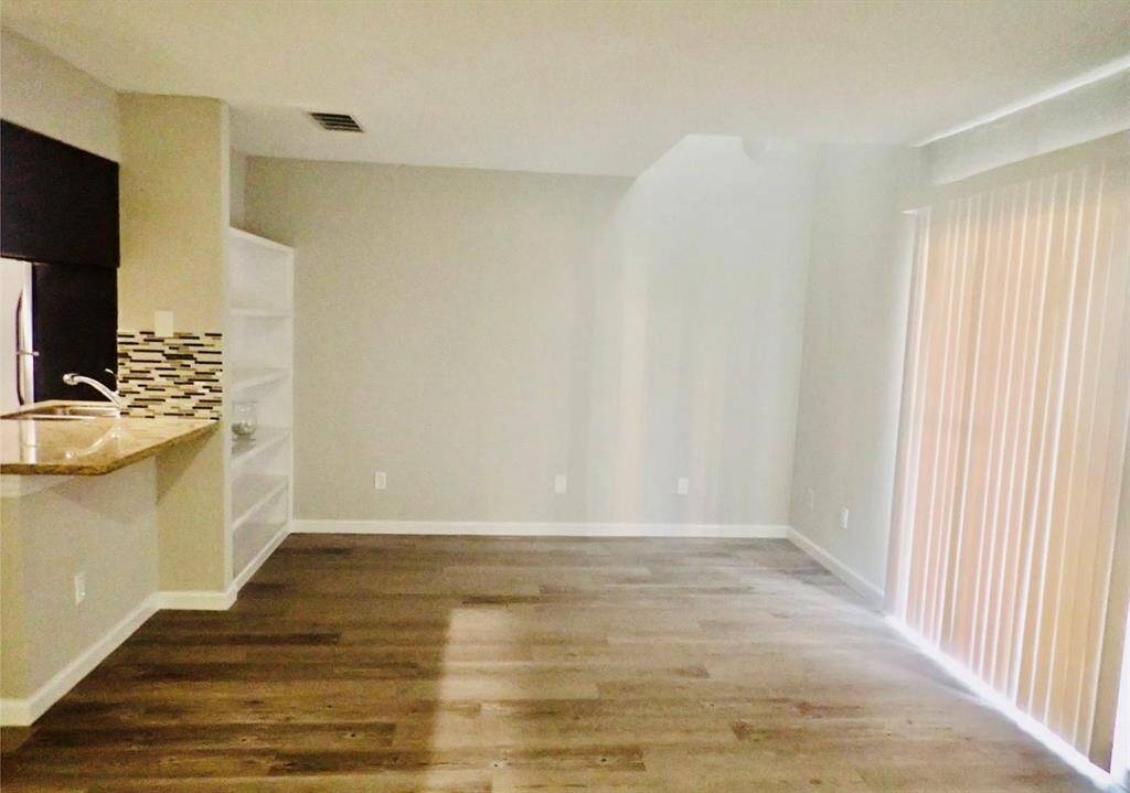 Spacious living room with abundant natural light and modern finishes.