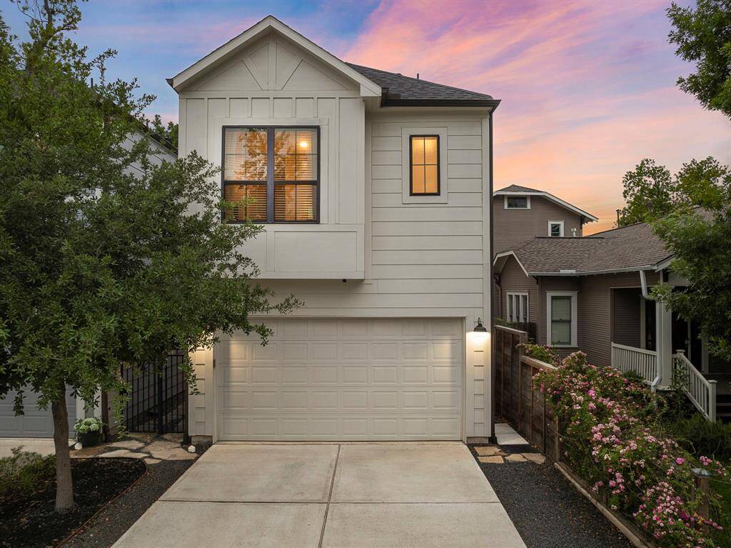 121 E 25th Street #B stands out with timeless curb appeal, designer finishes, and first-floor living that opens to a fenced backyard retreat. With 3 bedrooms, a versatile flex space, and a prime Heights location, this home delivers the lifestyle, space, and quality you’ve been looking for.