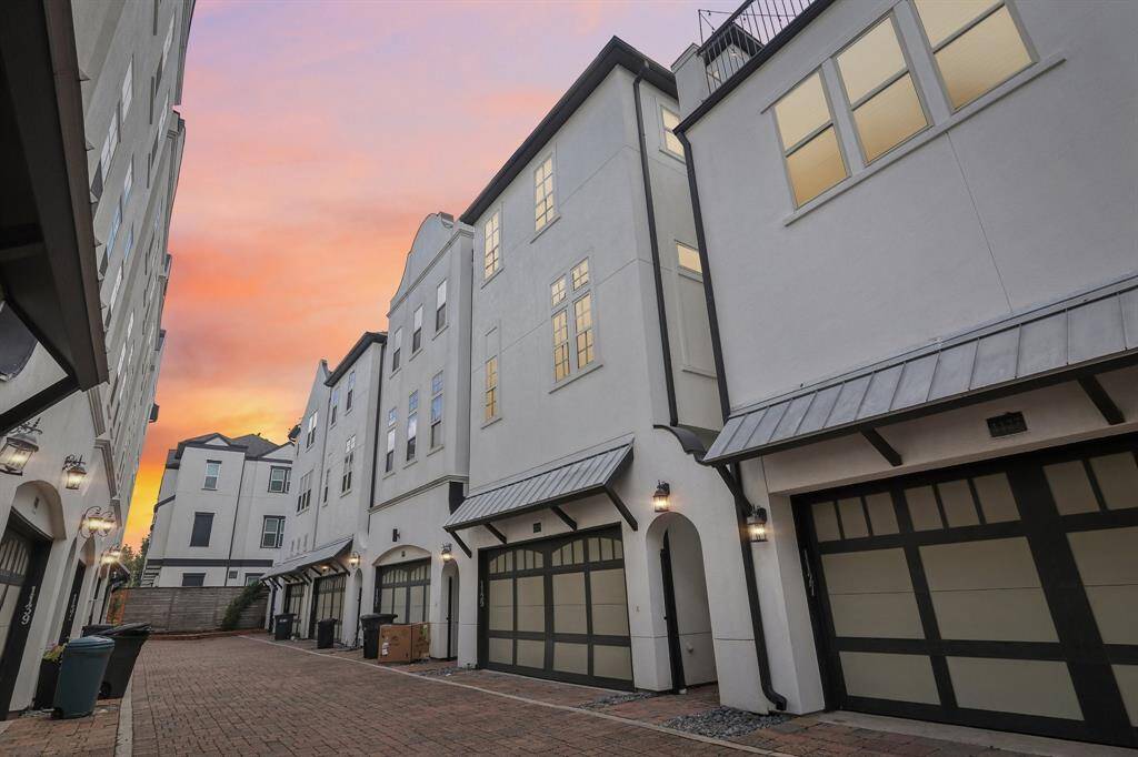 Welcome home to this 10 unit gated community walking distance to Cedar Creek, Crisp and so much more.
