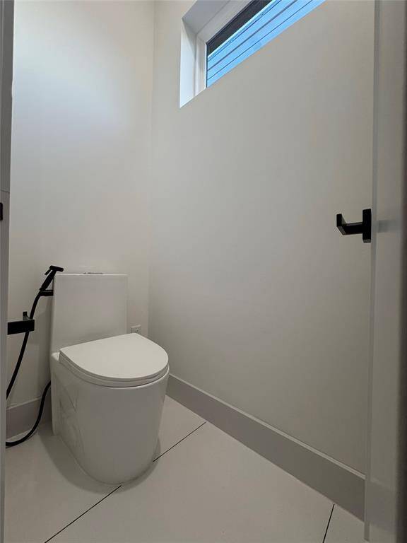 Primary WC with a window, bidet and electrical outlets if you come here to charge your phone and rest !