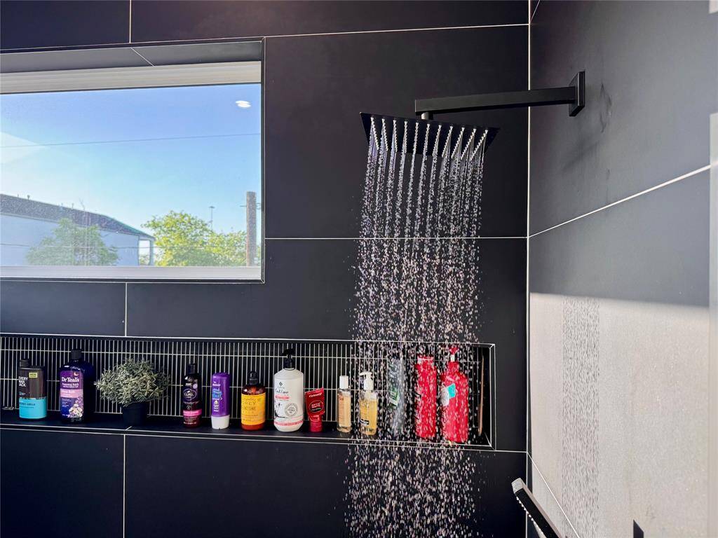Shower with corner east and south facing window makes you enjoy showers in the morning with the refreshing light from the start!