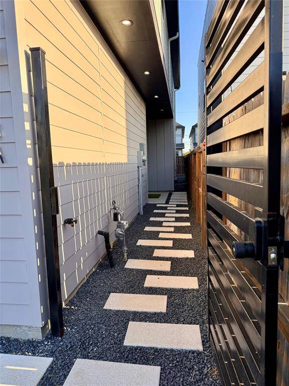 •Covered Walkway to the Porch: A 43 sq. ft. covered entry path ensures comfort and protection from the elements as you arrive home.