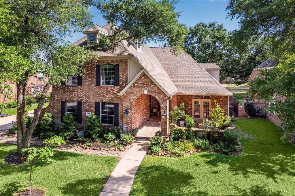 Stately home in Lakewood Grove
