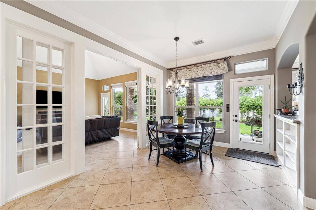 Breakfast area with built in shelves