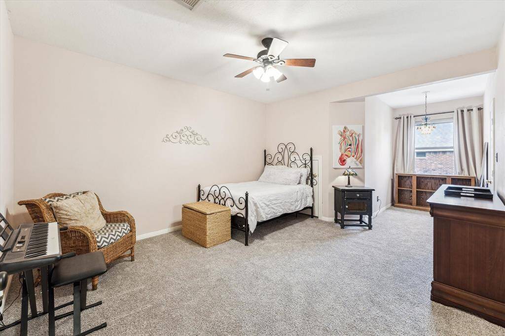Huge bedroom with en suite bath and walk in closet