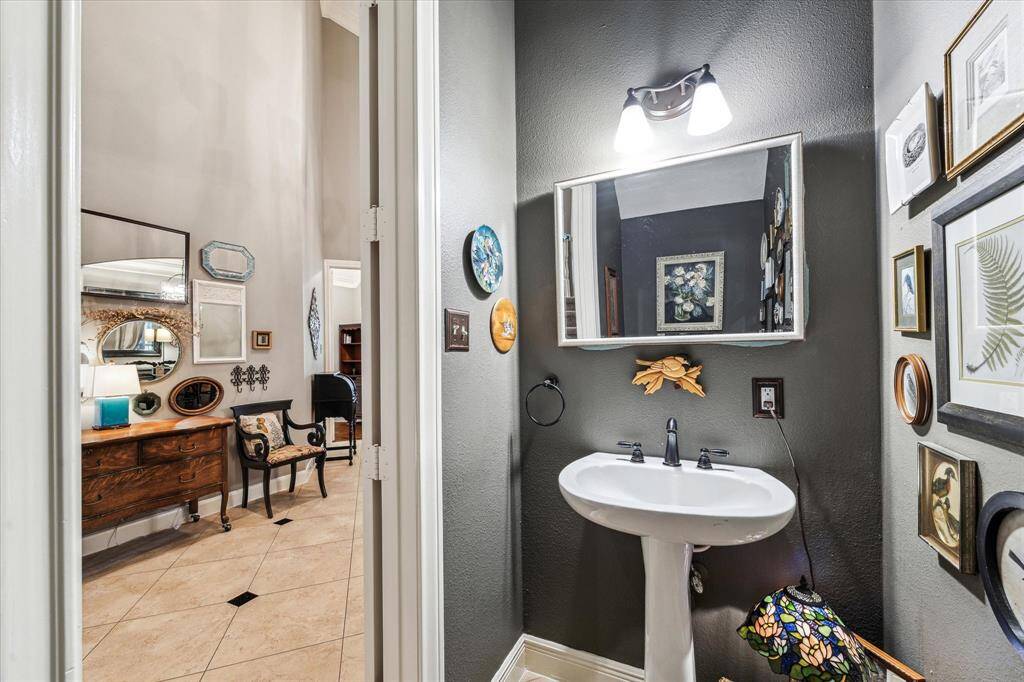 Guest 1/2 bath on 1st floor