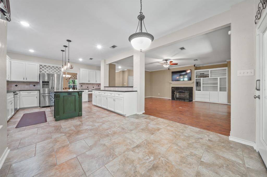 Looking toward the kitchen and living room from the breakfast area
