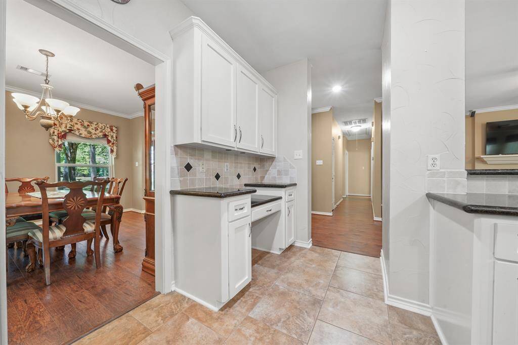View looking toward the hallway with guest bedrooms and bathroom