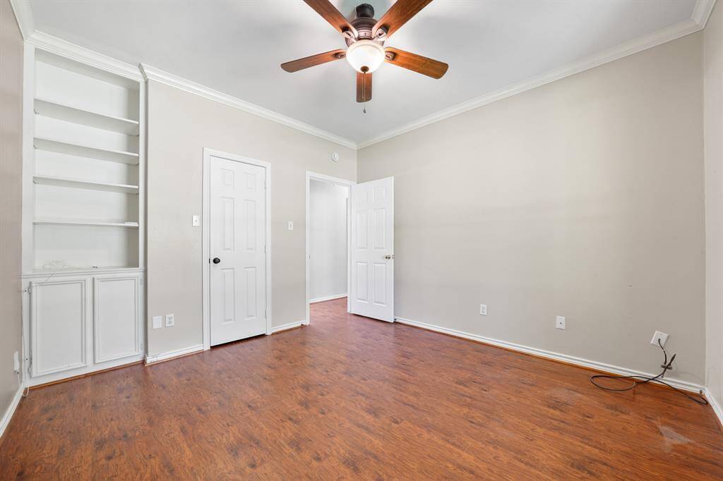 Guest bedroom 2 with built in shelves/cabinets