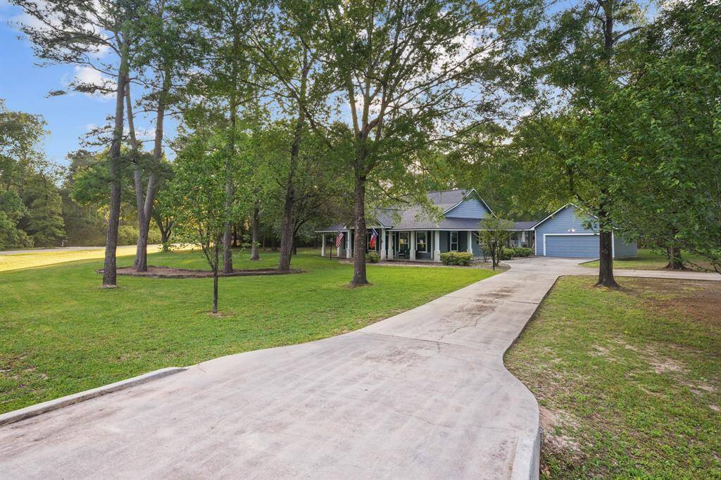 Nice long driveway with additional parking space