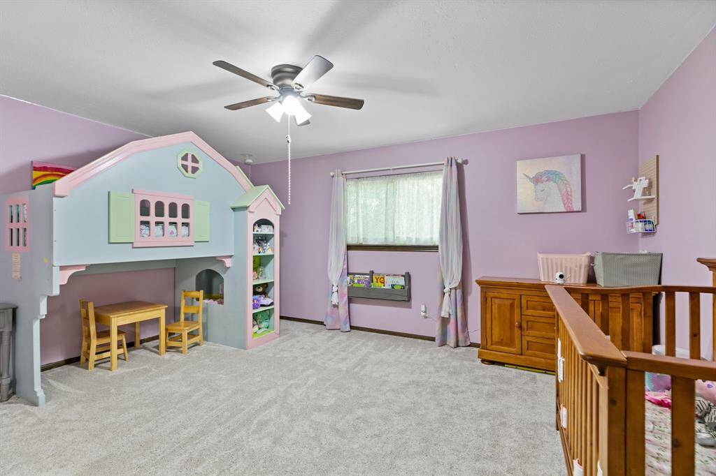 Secondary bedroom.