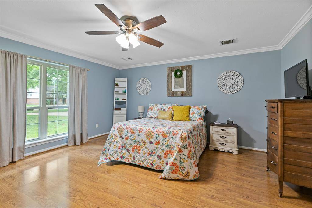 Relaxing colors and natural light.