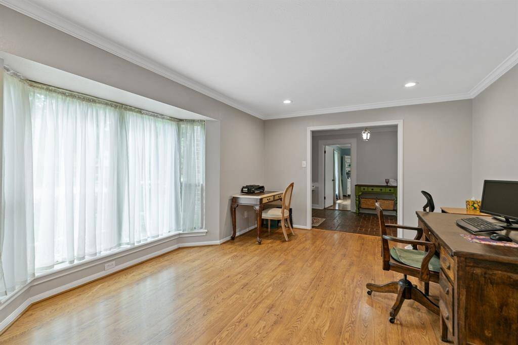 Picture windows let the natural light in.