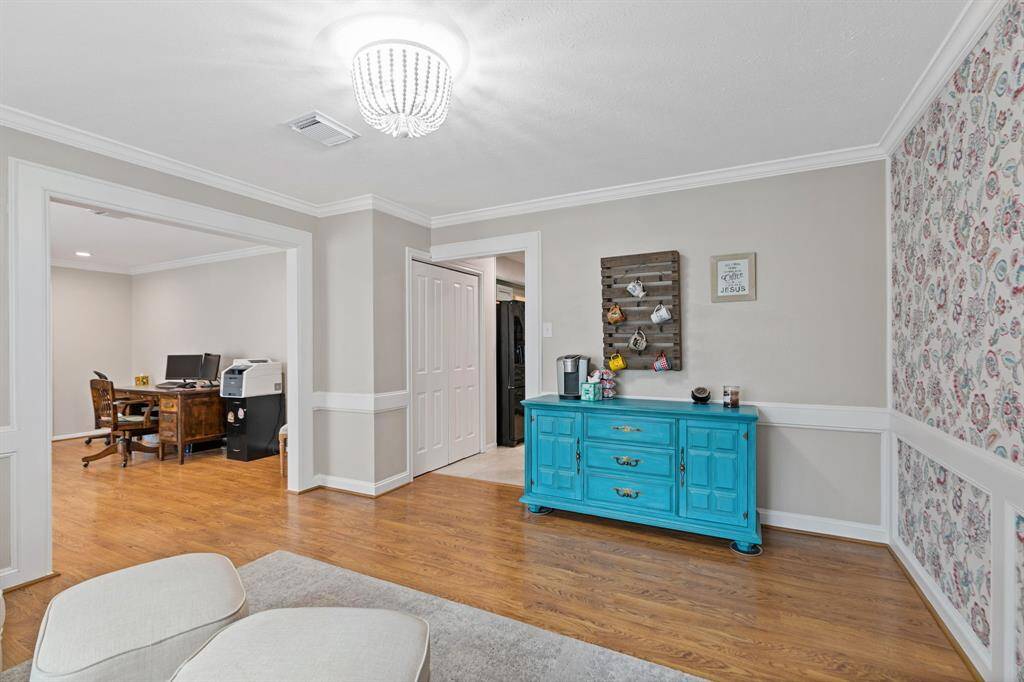 Easy flow to the office and kitchen.