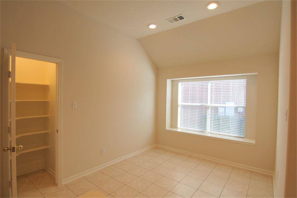 large breakfast area off kitchen, ample room in pantry for storage
