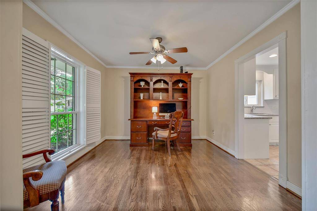 Spacious home office or flex space!