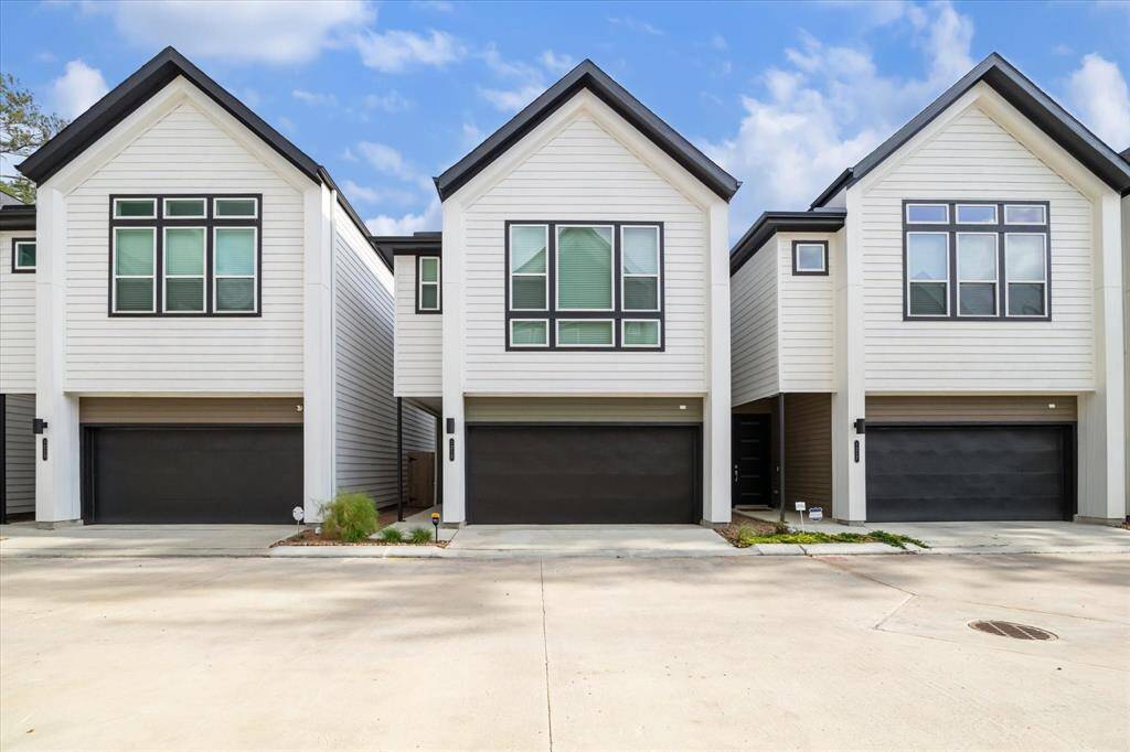 Gate community with plenty of guest parking