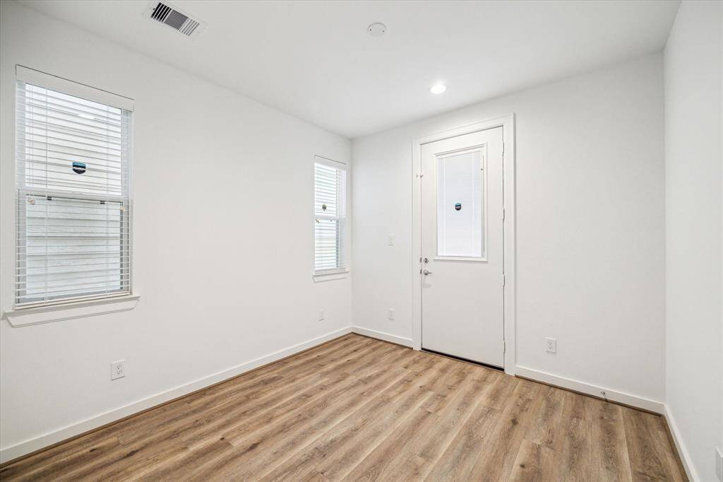 1st floor full secondary bath