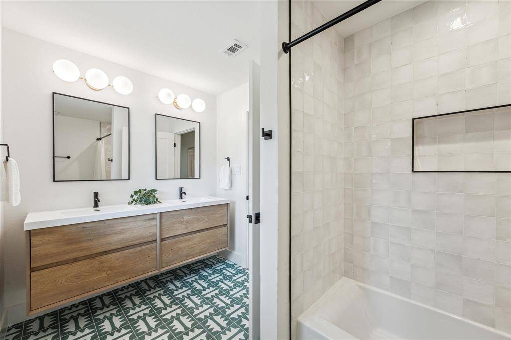 Shower/tub combo with a shower niche.