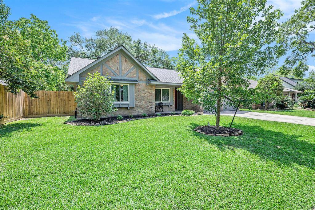Recent landscape, updated side fence and cozy front porch to enjoy your morning coffee. Your new home is only steps away from the "Robin Loop" that leads you into Terry Hershey Park. A wonderful place for your walks, biking, and afternoon runs.