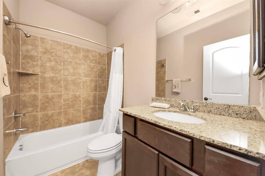 Full upstairs Bathroom