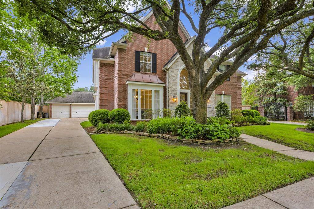 Welcome home to 12543 Cherry Creek Bend Lane! This immaculate Lakes on Eldridge Trendmaker home has 4 bedrooms and 3.5 bathrooms.