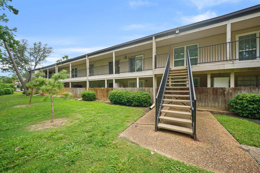 You will have immediate access to the Condo's backyard with large green areas.