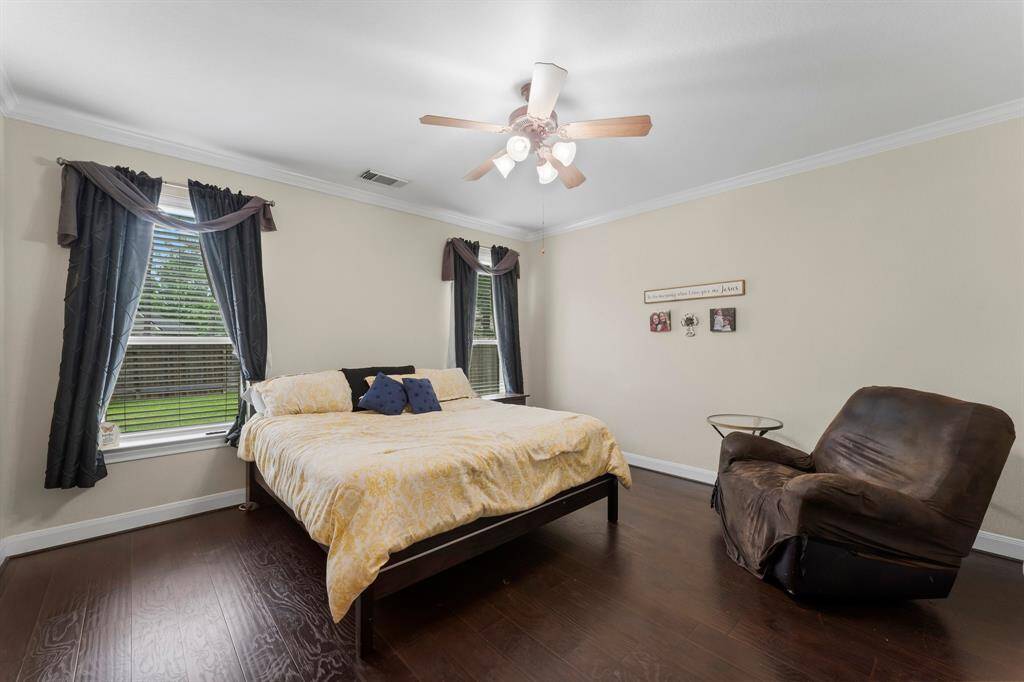 Spacious primary bedroom down stairs