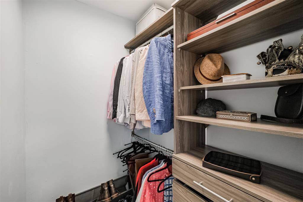 2/2 primary walk-in closet.