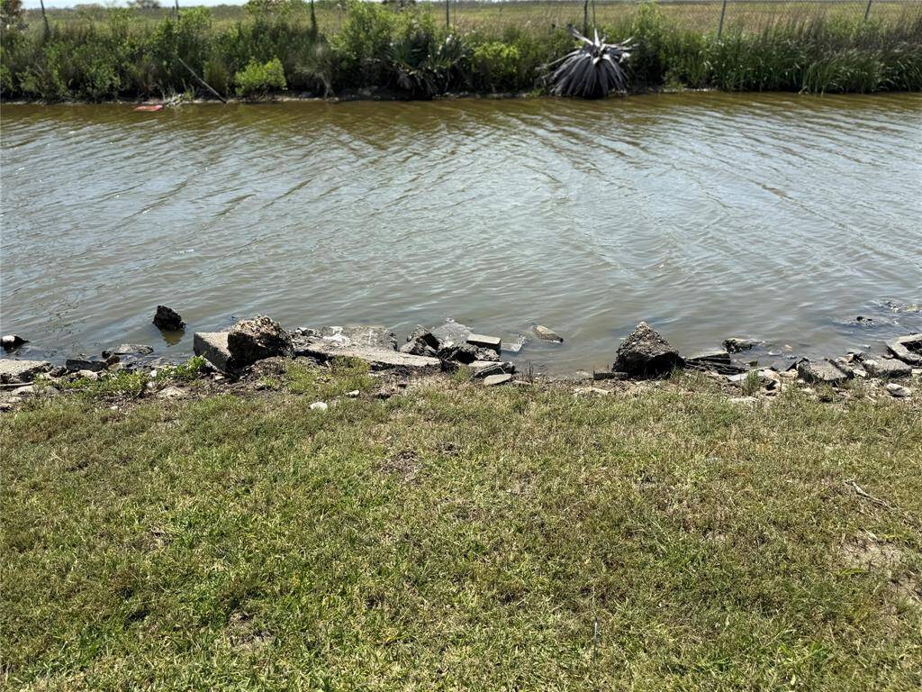 Moving water canal with plenty of fish & crab!