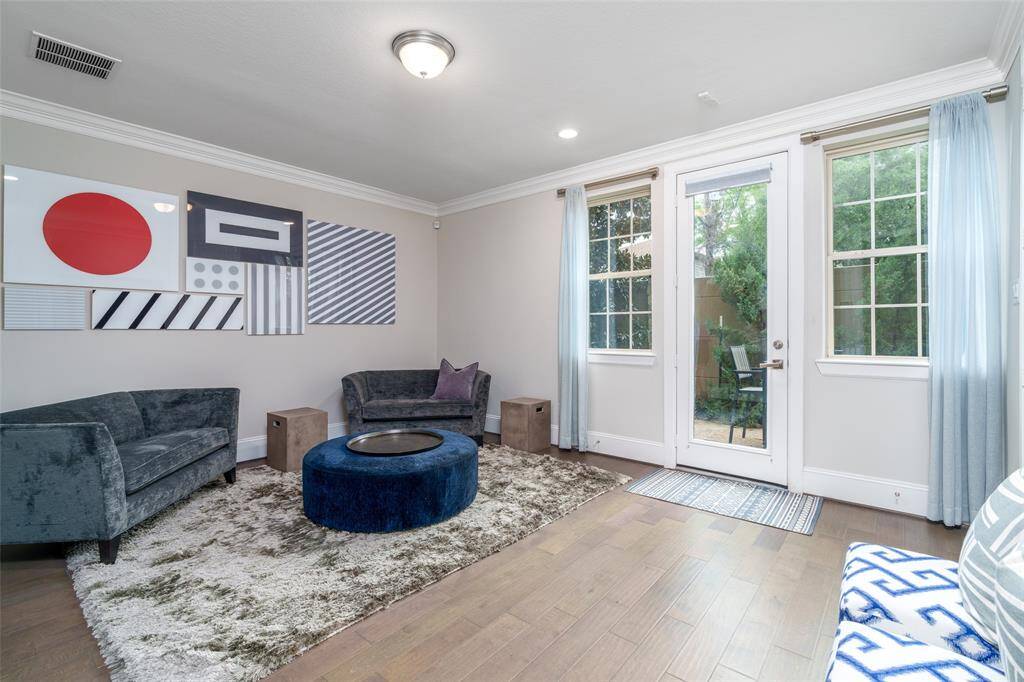 Spacious living room