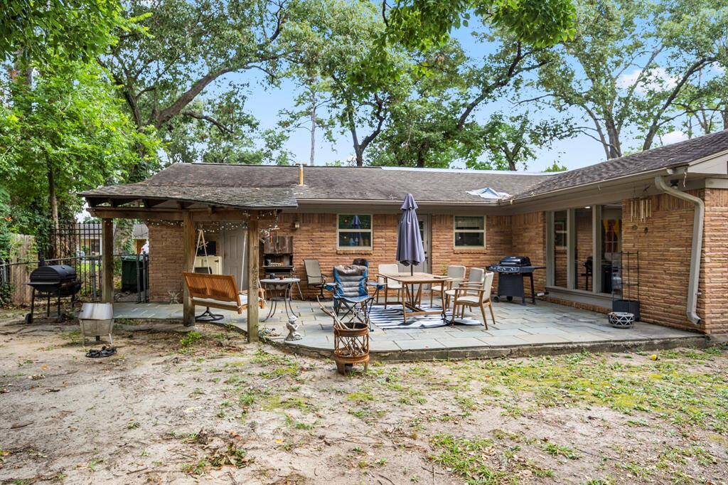Plenty of space to grill & relax.