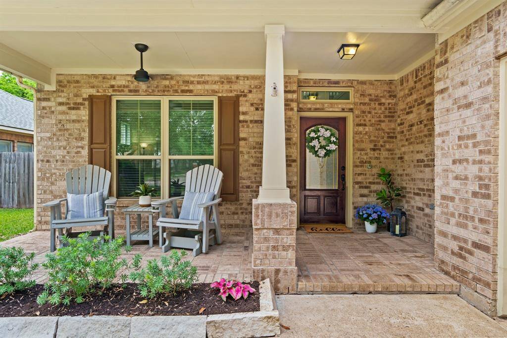 Just look at that gorgeous curb appeal! Manicured landscaping and a stately façade make a striking first impression.