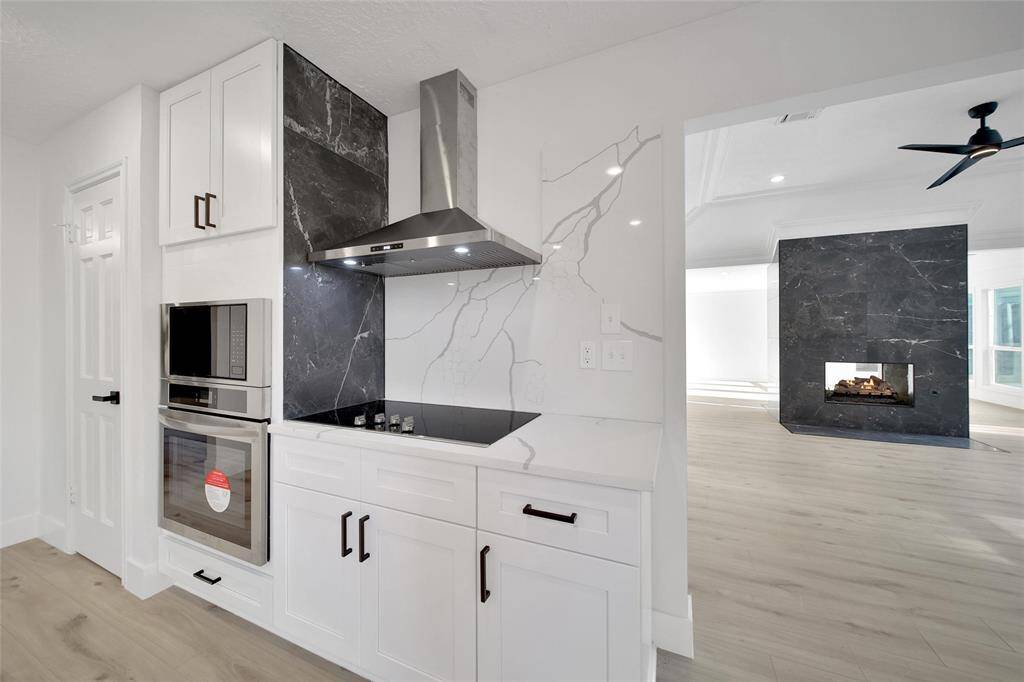 Kitchen to the living room