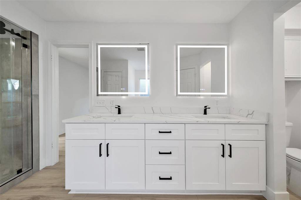 Oversize vanity in the primary bathroom