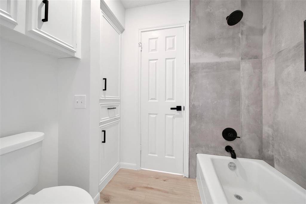 Second bathroom with tub and Delta valve and peerless faucet