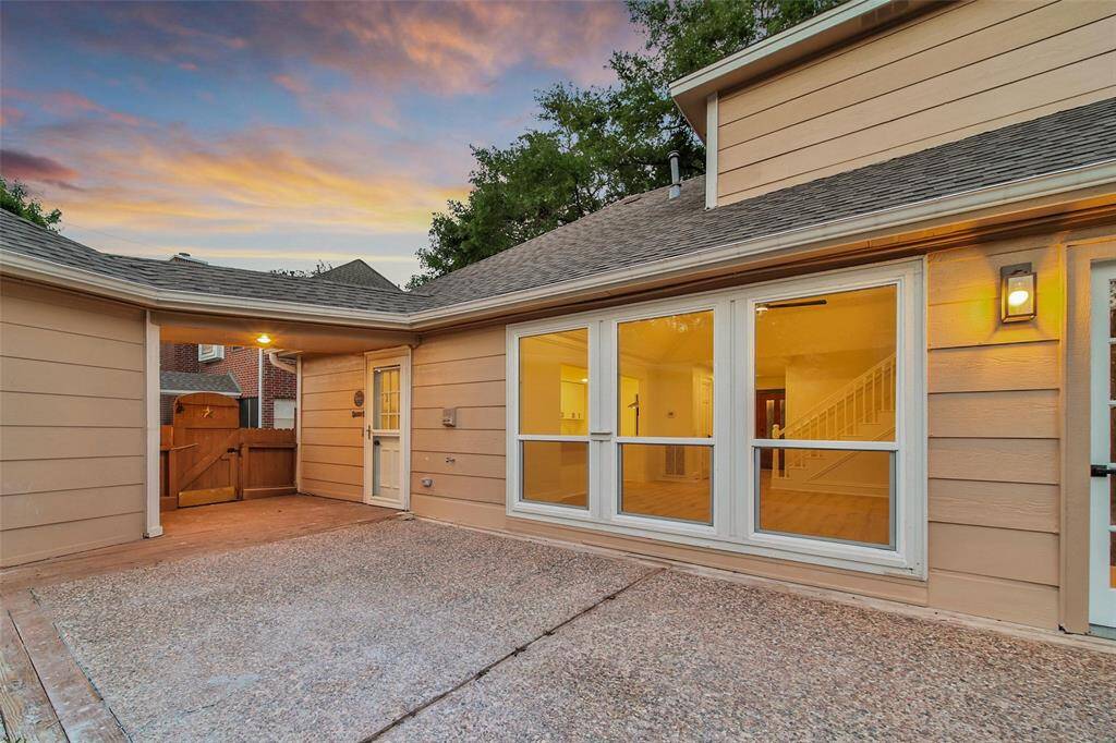 Covered entrance to from the garage to the mudroom