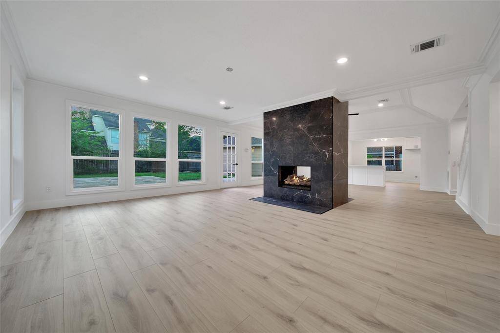 Roomy Living room with double side fireplace