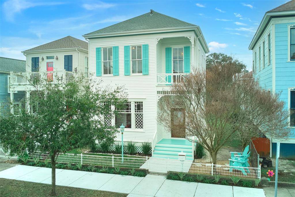 Prime walkable location, ideally situated between the Strand and Seawall.
