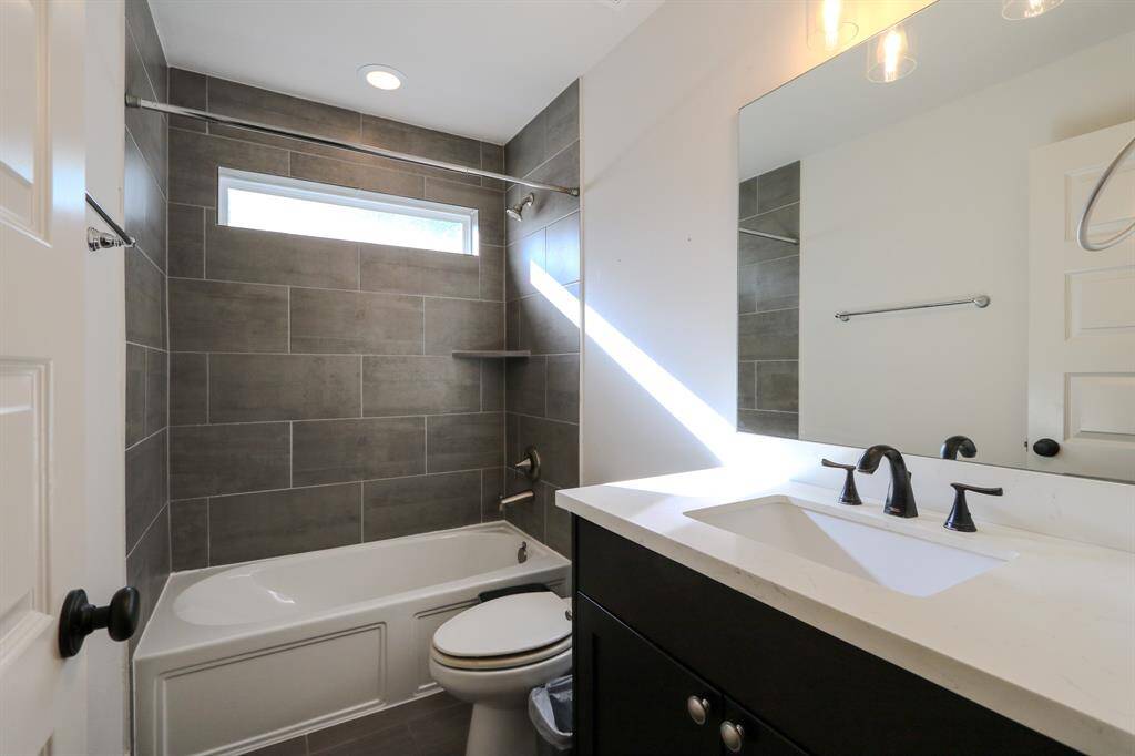 Guest bathroom.