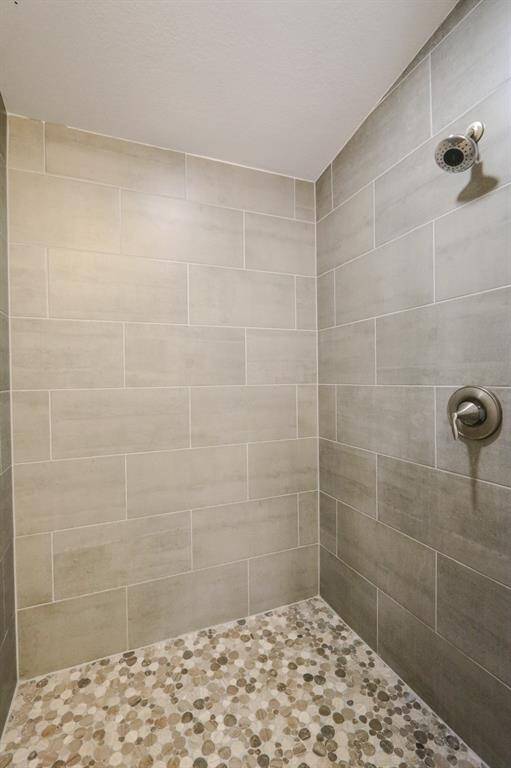 Shower place at the primary bathroom.