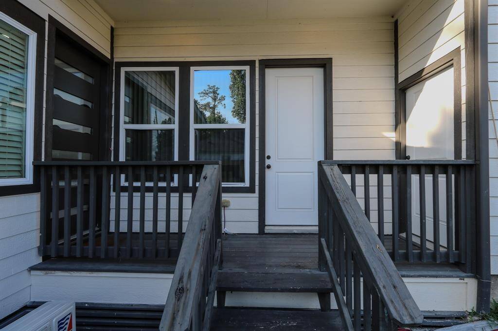 Step outside to the in-law (guest quarter or home office suite.
