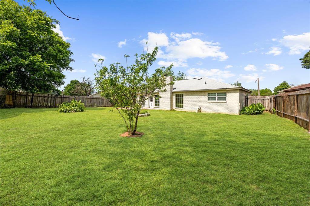 Large yard, plenty space for entertaining