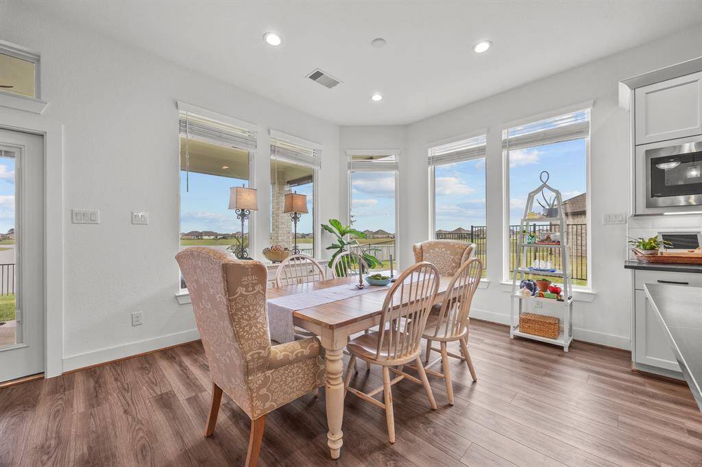 Enjoy unforgettable dinner parties in this stunning dining area with breathtaking views.
